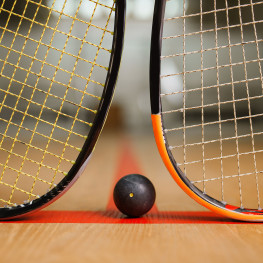 Dlaczego piłki do squasha mają kropki?